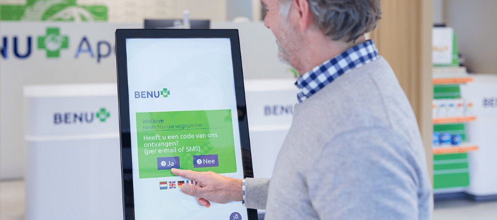 Man haalt zijn medicijnen af bij BENU