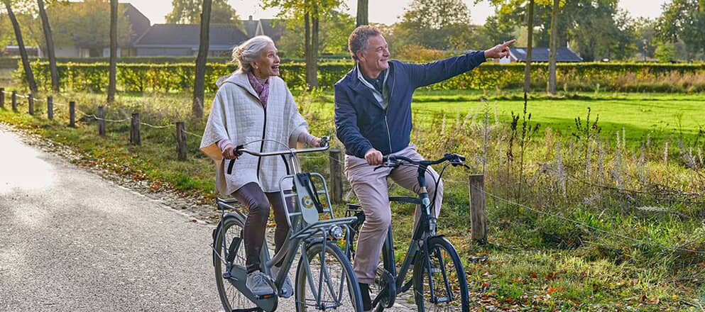 Verzorger en patiënt buiten