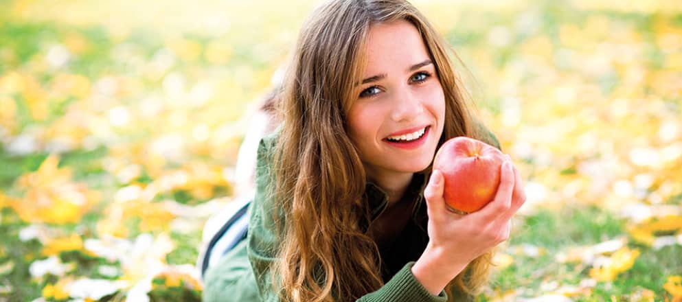 Meisje die appel eet