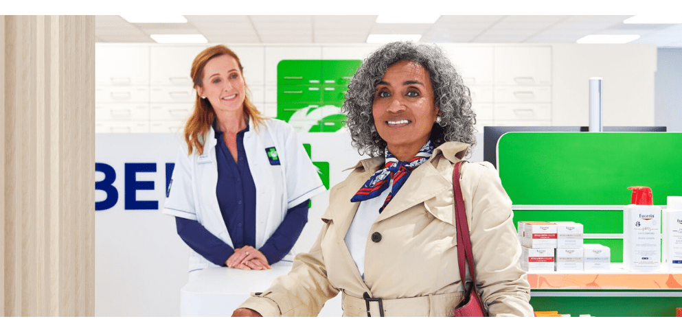 Moeder en dochter halen medicijnen op bij BENU Apotheek