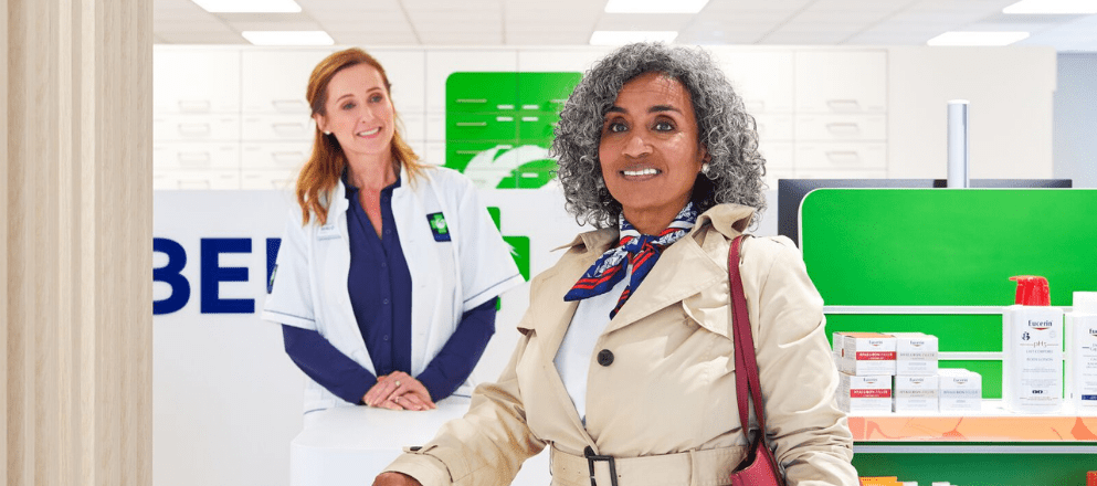 Vrouw haalt medicijnen op bij BENU Apotheek