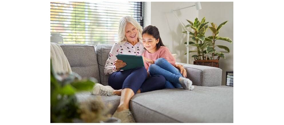 Oudere vrouw en kleindochter met een tablet