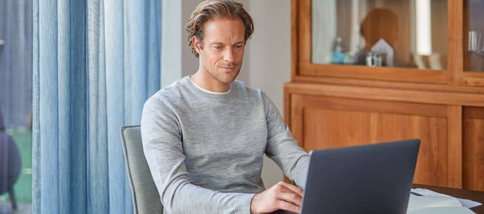Vrouw doet zelftest op de ipad