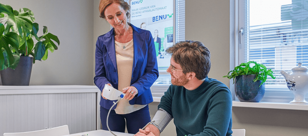 Man op gesprek bij de BENU Apotheek