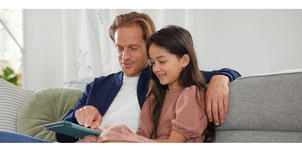 Vrouw kijkt op tablet