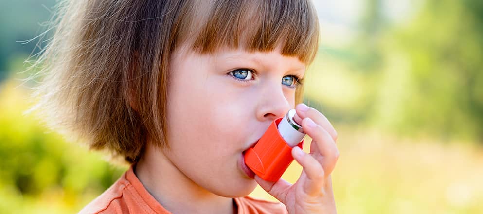 Kind met astma met puffer