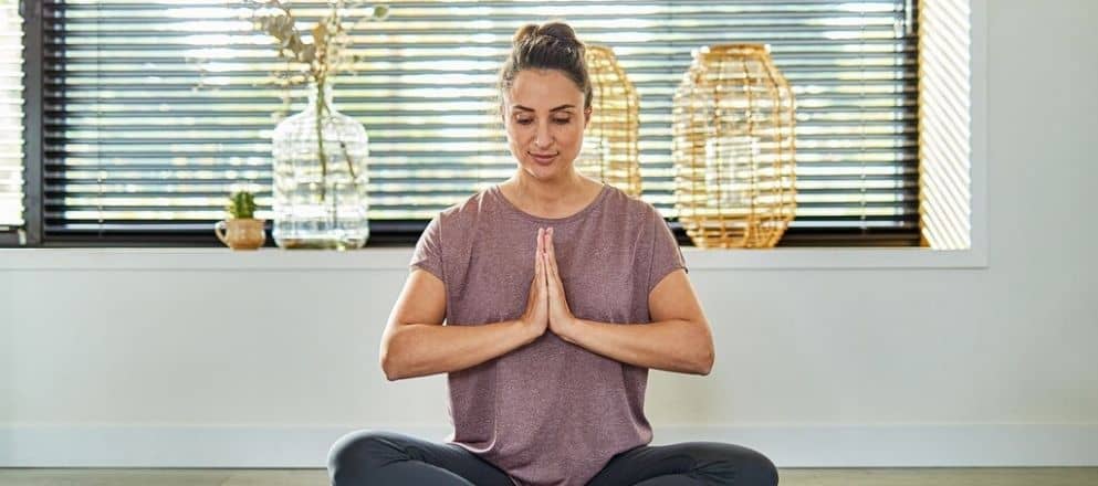 Vrouw doet aan yoga/meditatie