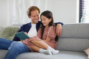 Oma met kleindochter en de ipad