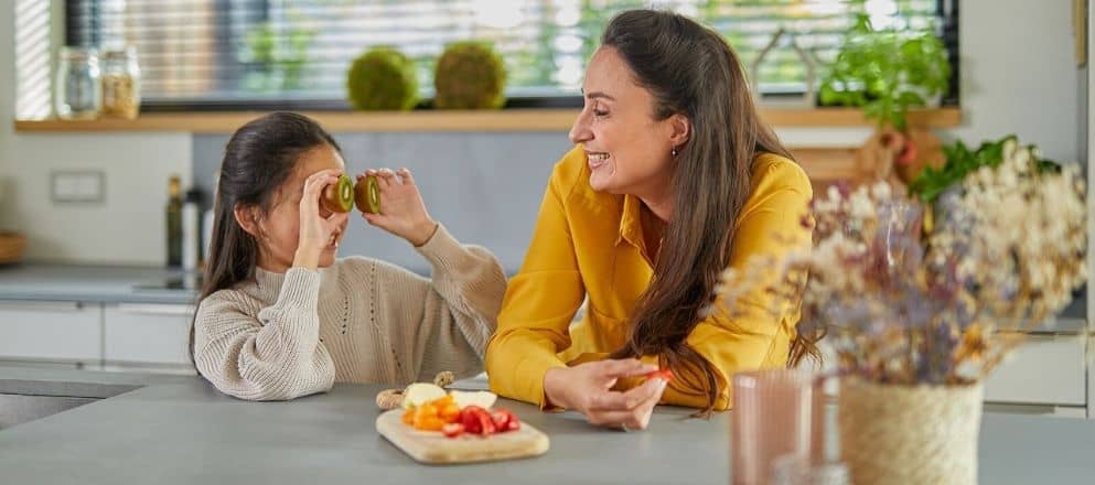 Moeder en dochter eten samen fruit