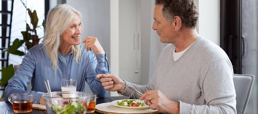 ouder koppel aan tafel