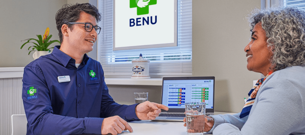 Man op gesprek bij de BENU Apotheker