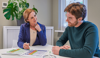 Apotheker bespreekt resultaten met klant