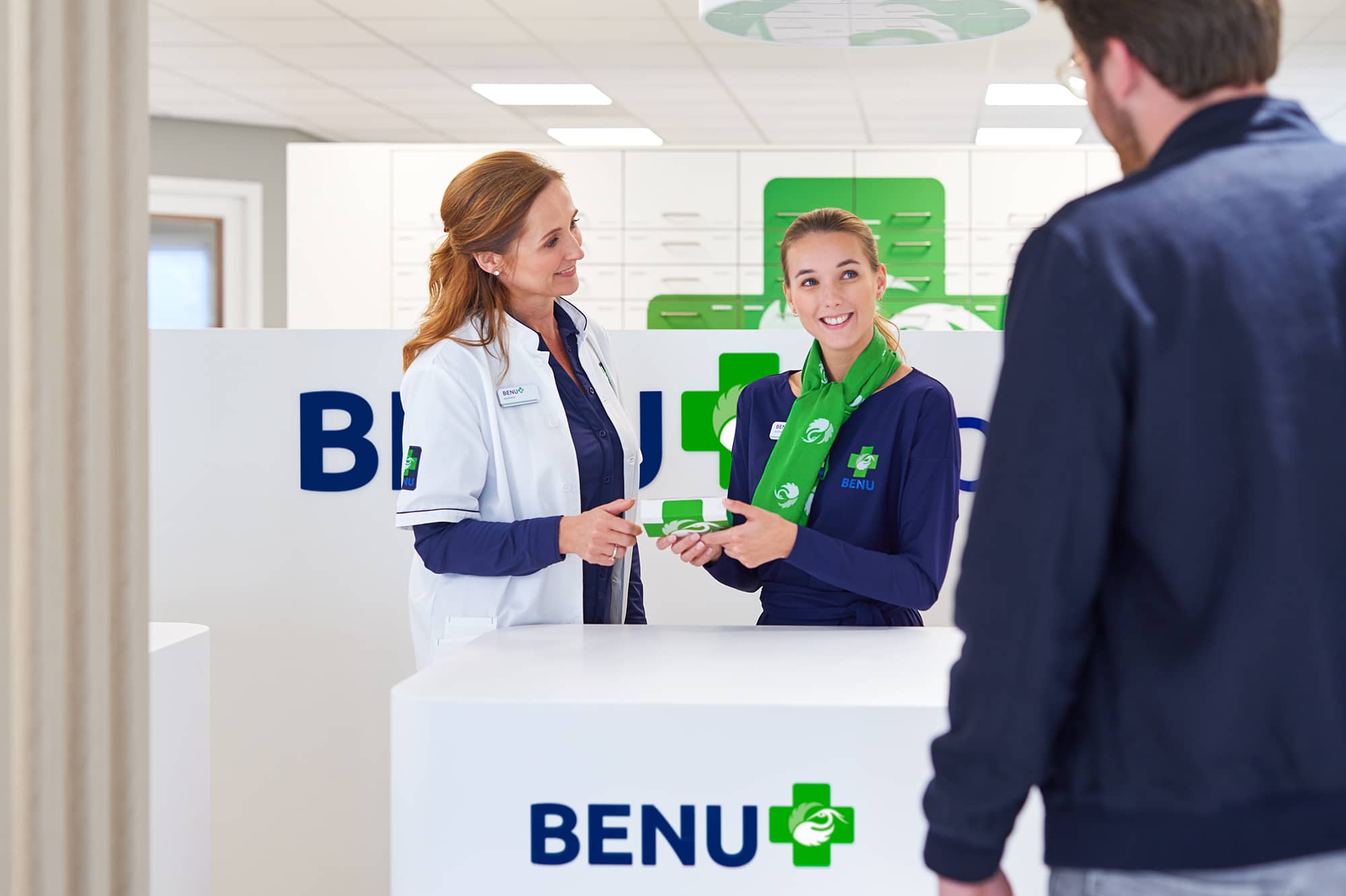 BENU Apotheek - apotheekassistent met klant