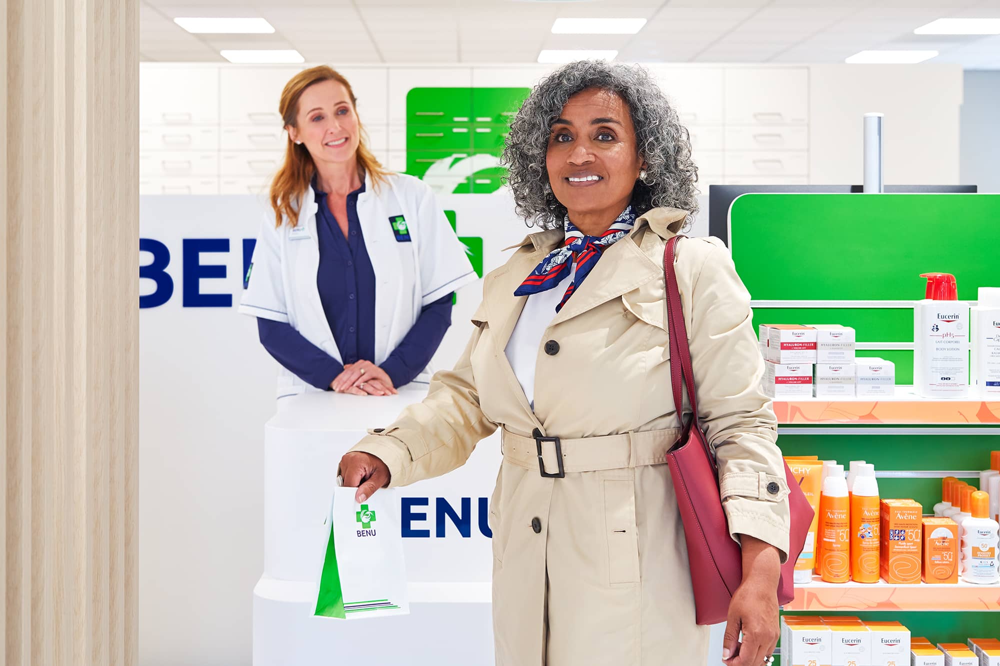 BENU Apotheek - apotheker overhandigen medicatie