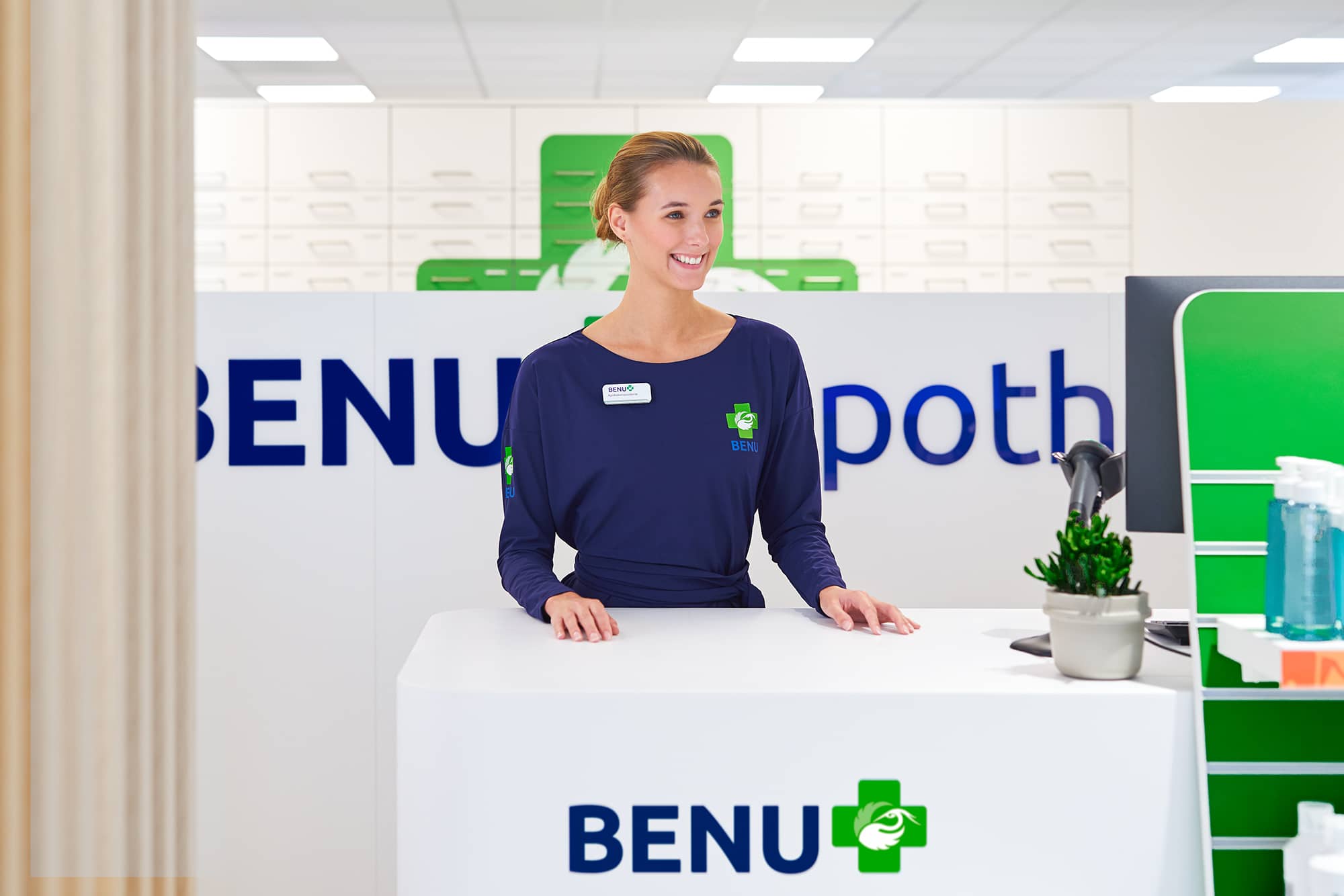 BENU Apotheek - apotheker overhandigen medicijnen
