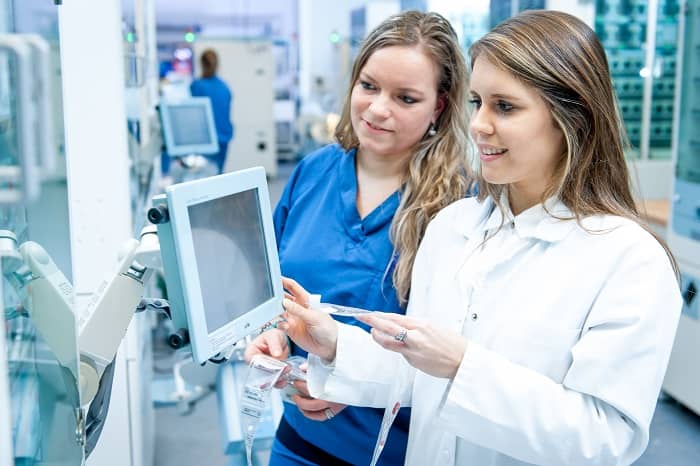 Brocacef Maatmedicatie - GDS overleg apotheker met assistent 02