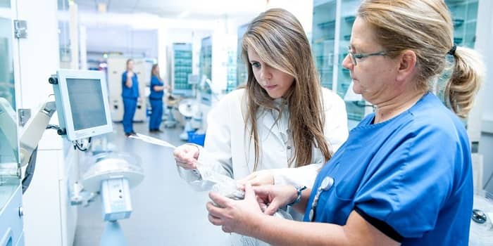 Brocacef Maatmedicatie - GDS overleg apotheker met assistent