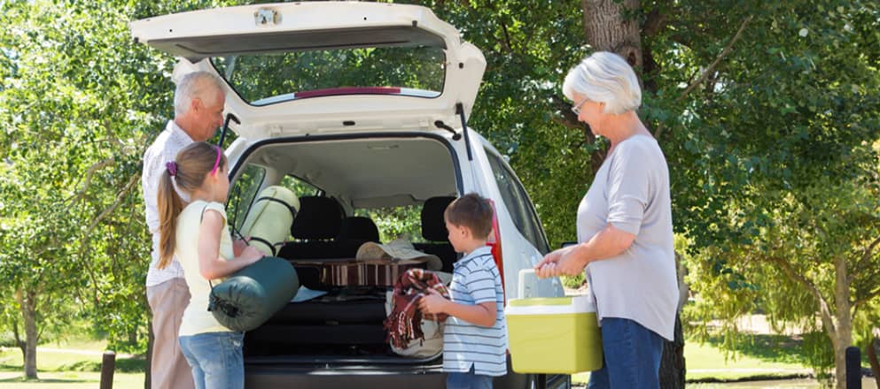 Familie gaat op vakantie met auto