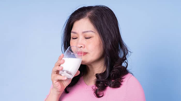 Vrouw drinkt glas melk