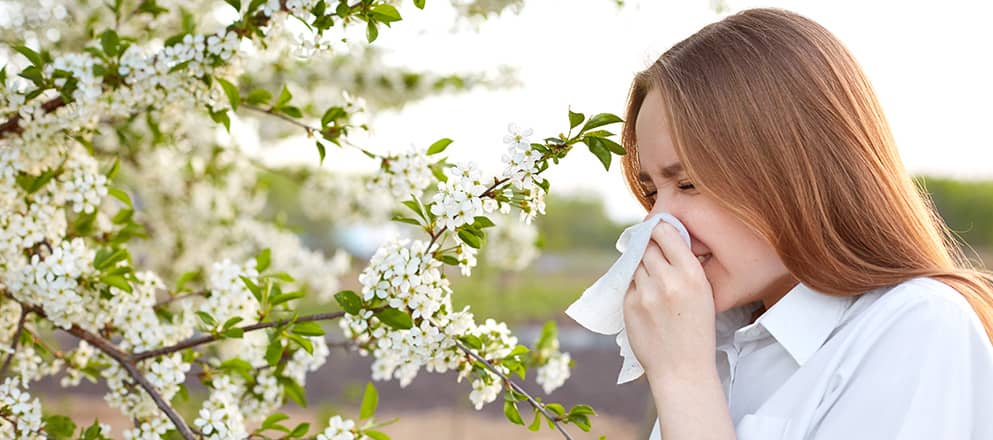 Vrouw met allergisch astma met pollen