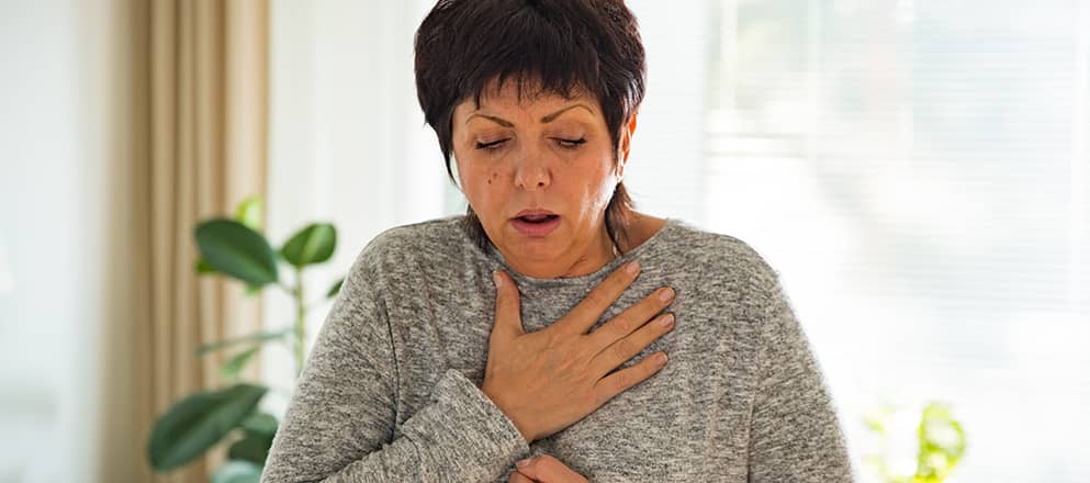 Vrouw met COPD die moet hoesten