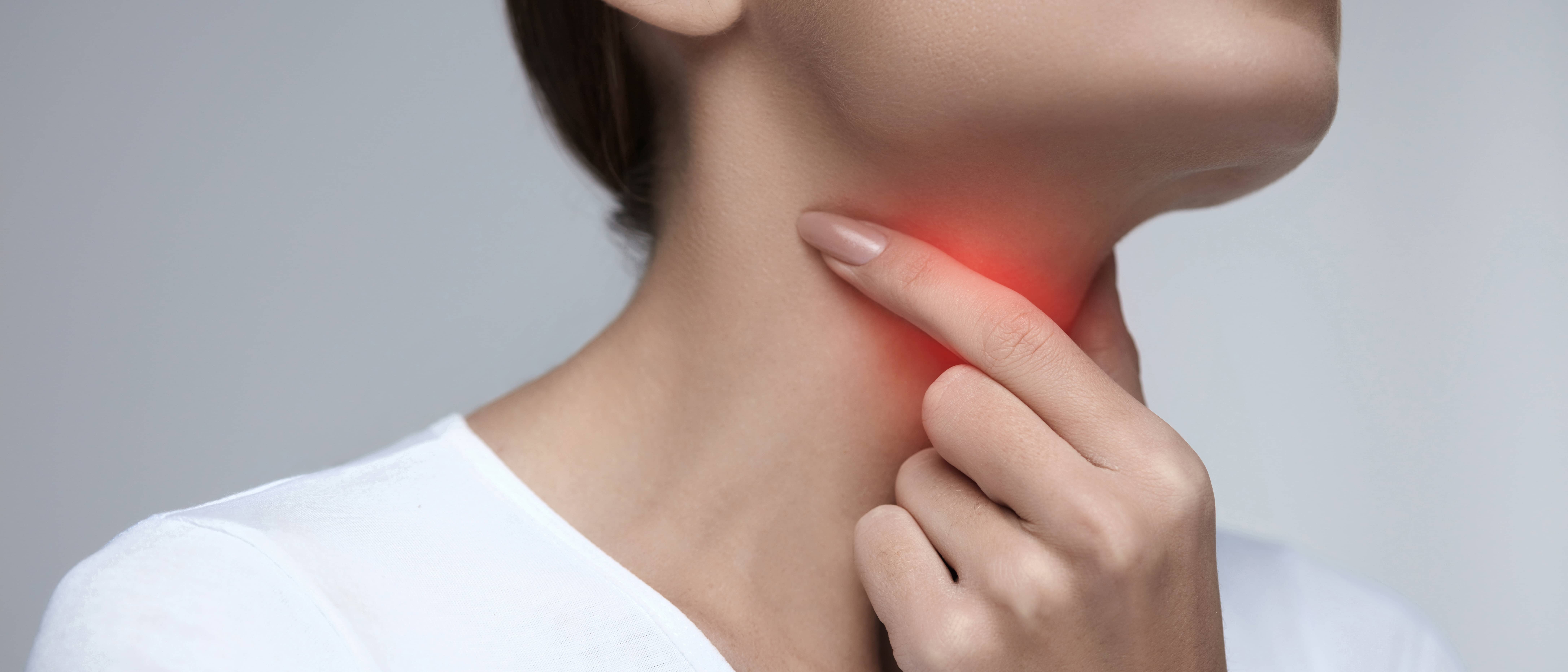 Vrouw met keelpijn grijpt naar haar keel