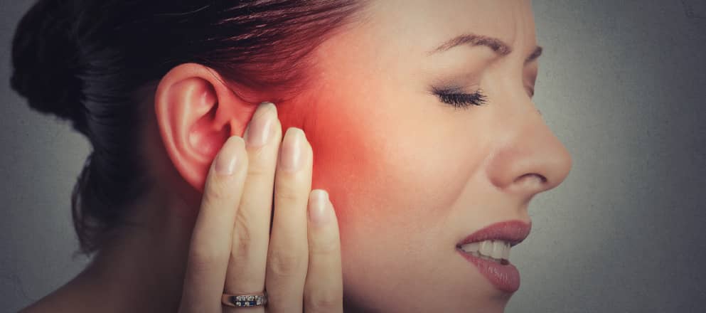 Vrouw met oorpijn grijpt naar haar oor