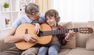 vader en zoon spelen gitaar