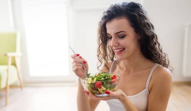 Vrouw eet salade