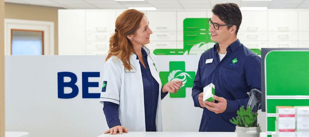 Apotheker en klant bespreken medicijn