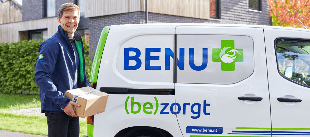 Bezorger van BENU Direct brengt een pakje aan de deur van de klant