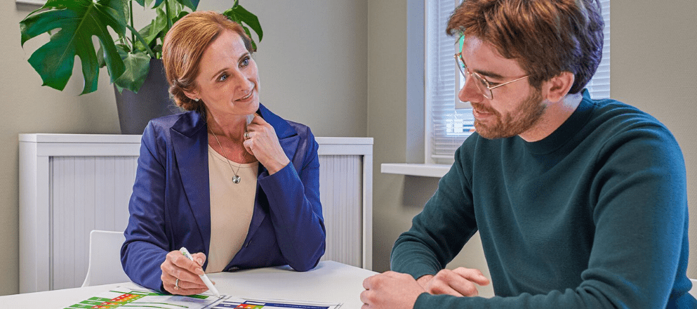 BENU Apotheker kijkt naar de uitslag van de Gezondheidscheck met een klant