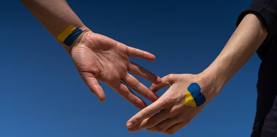 Handen met Oekraïense vlag