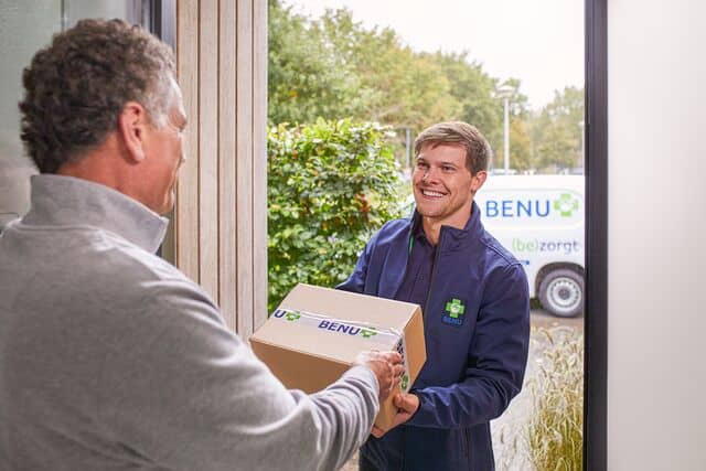 BENU. Ieder mens, andere zorg. Moeder met zieke kinderen op de bank.