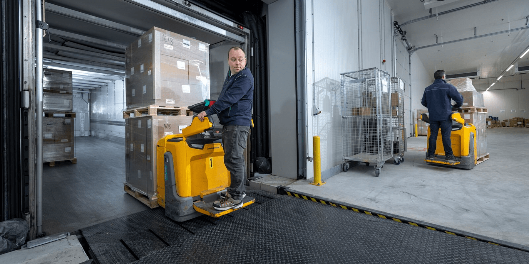 Uitladen van goederen in cold chain dock 