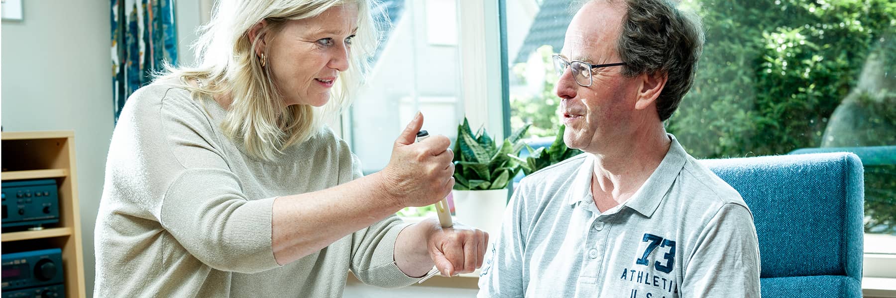 Jilske geeft een patiënt thuis instructie