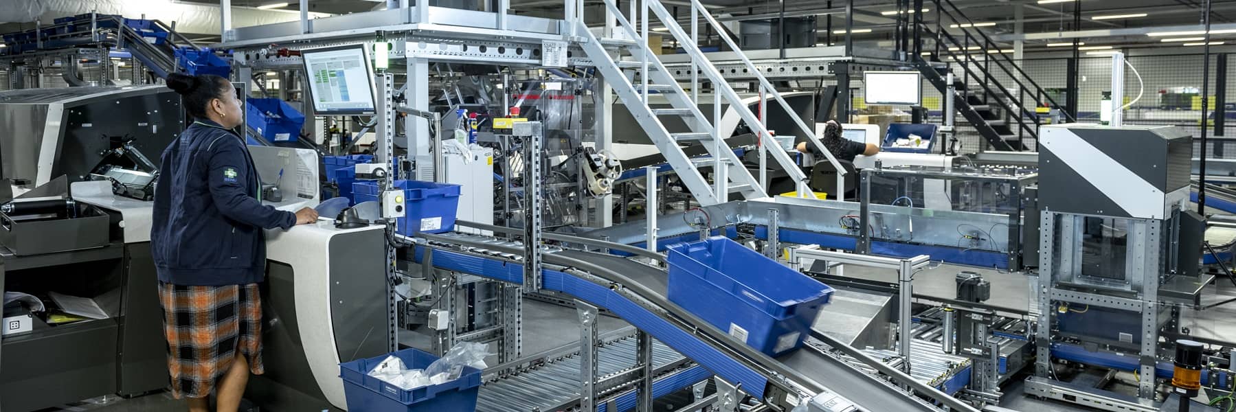 Medewerker Cefi met pack-to-patient machine