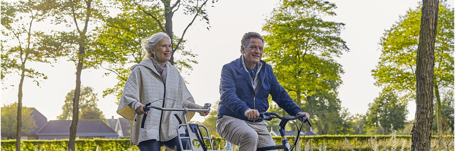 Header fietsend ouder paar