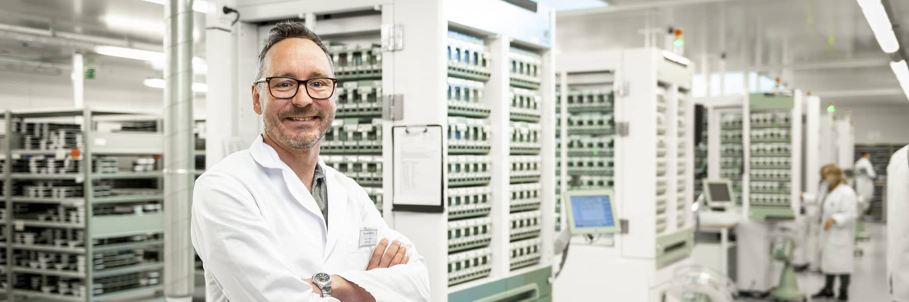 Maatmedicatie met  machines om medicijnrollen te maken 