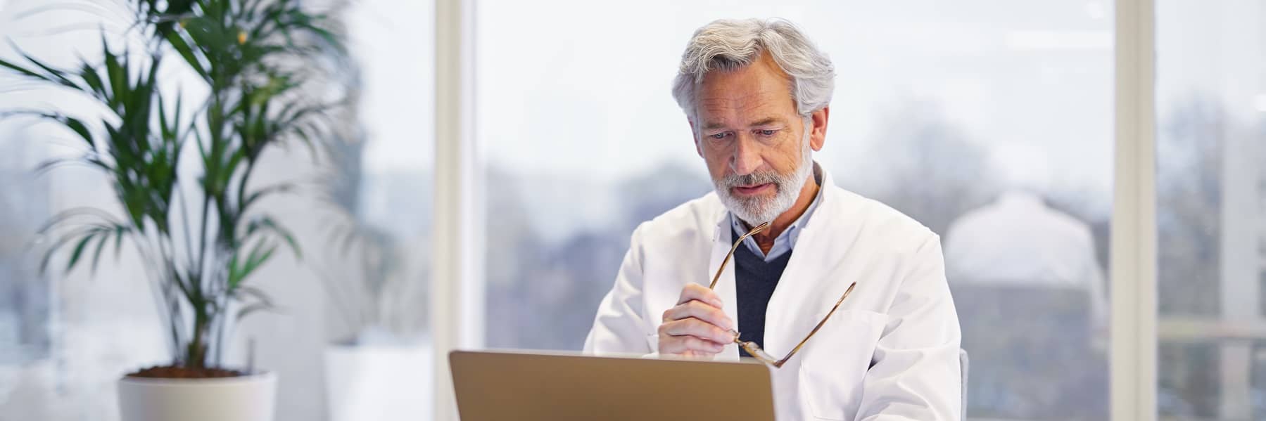 Zorgprofessional achter laptop