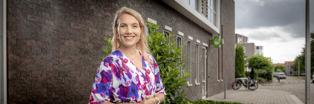 Apotheker Denise voor haar BENU apotheek Apotheker Denise voor haar apotheek