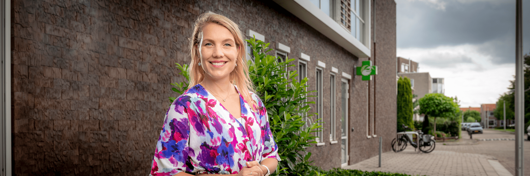 Apotheker Denise voor haar BENU apotheek Apotheker Denise voor haar apotheek