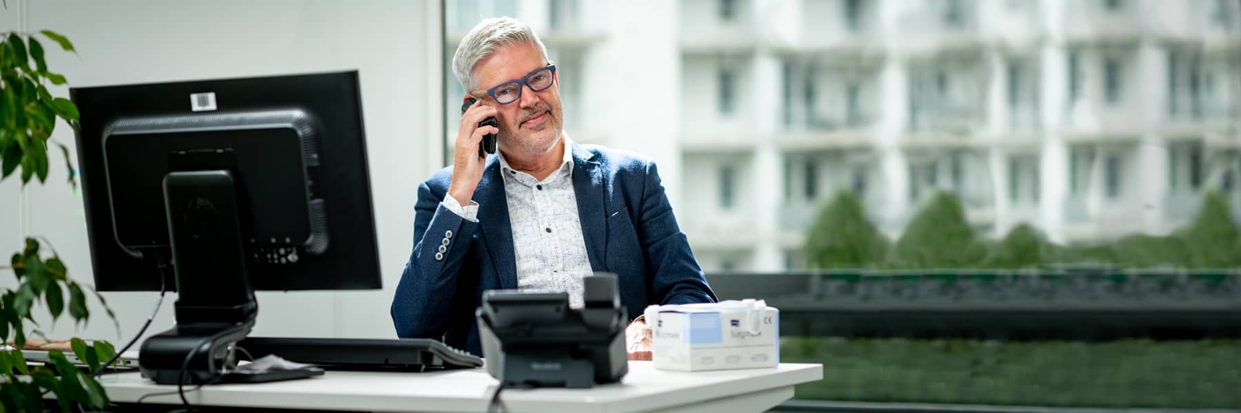 Marcel aan de telefoon