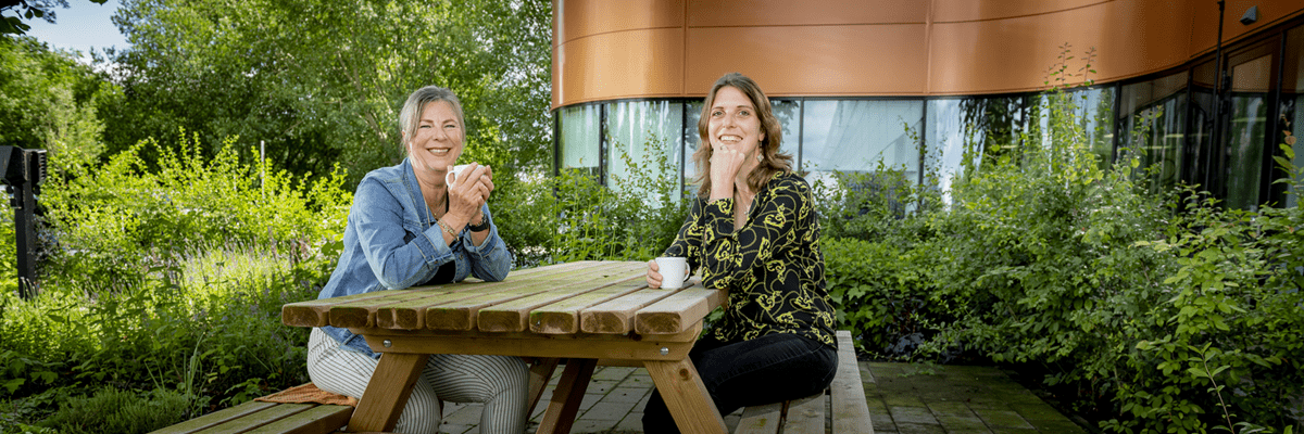 Klantenservicemedewerker Ingrid Schuurbiers en verpleegkundig adviseur Bea Zwarts samen aan tafel