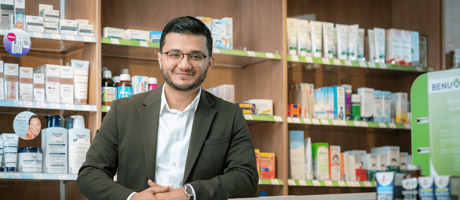 apotheker Mujtaba voor zijn medicijnkast